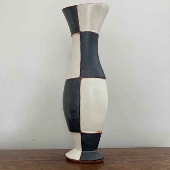 Michael Lamar - Butter Toast Pottery Black and White Checkered Vase - Picture 12 of 14